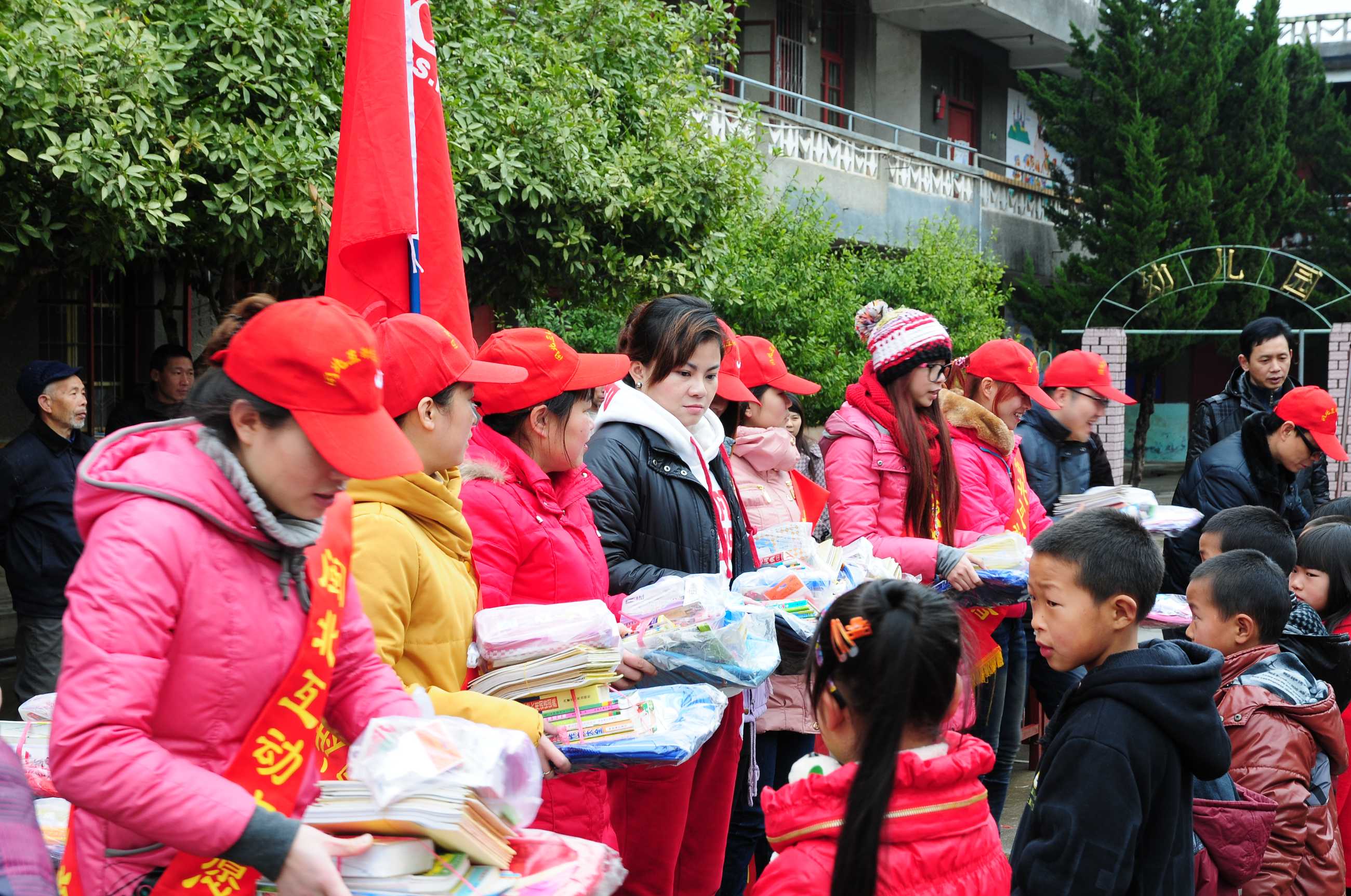 2012年2月5日，首次春风助学活动在建瓯龙村小学开展.JPG